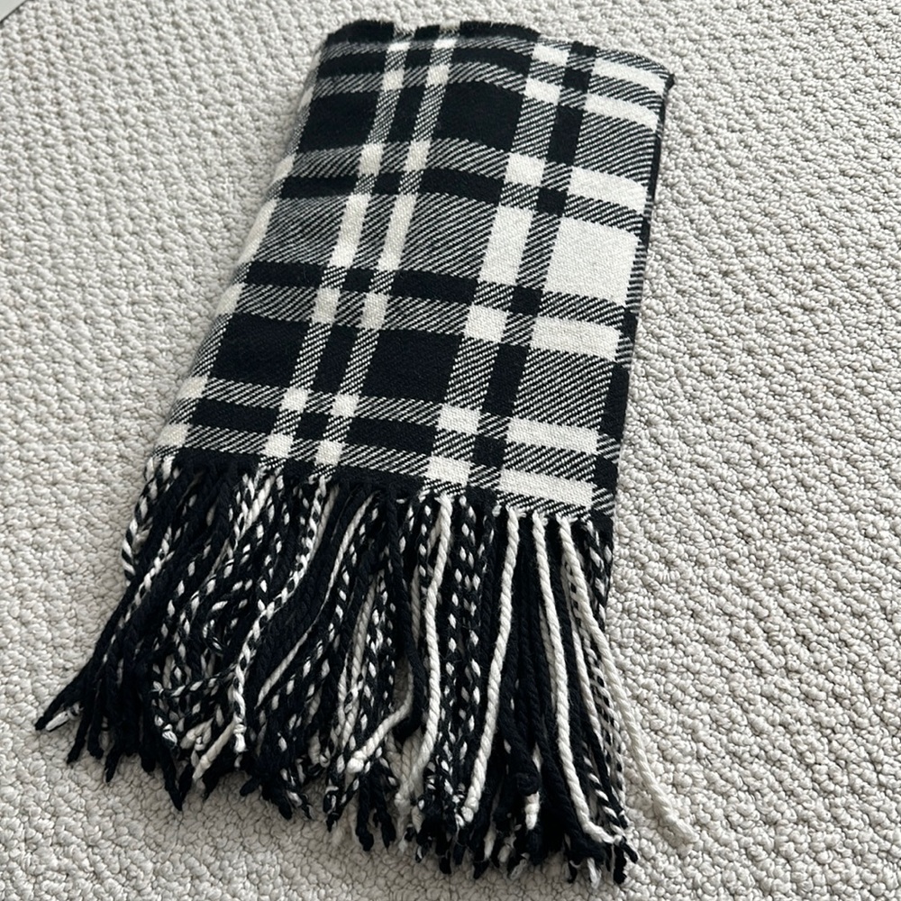 Classic Banana Republic Scarf (black & white)